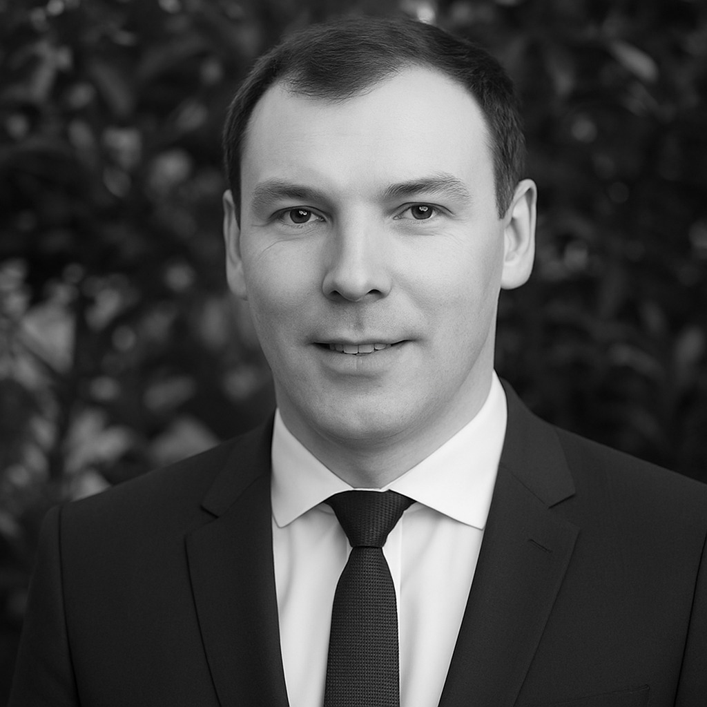 Une femme à côté d'une porte